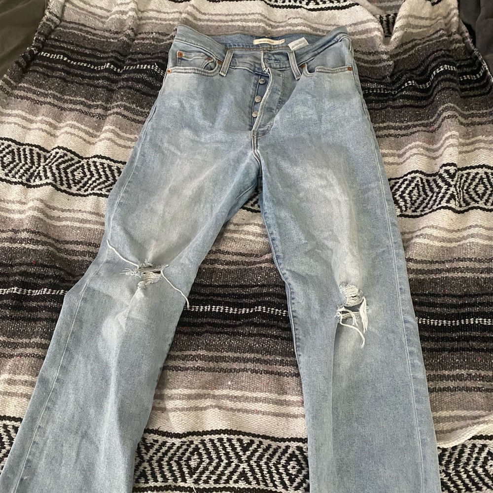 Levi’s ribcage jeans with knee rip and frayed ankle, super cute wash size 29